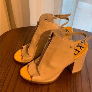 Kelsi Dagger block heels tan and yellow size 7.5